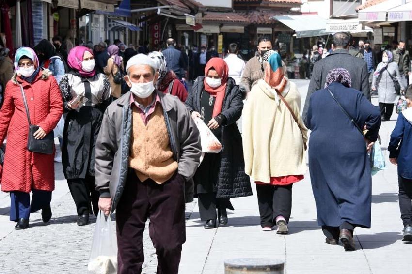Hafta içi ve hafta sonu sokağa çıkma yasakları ile ilgili yeni karar! Ramazanda tam kapama, peş peşe duyurdular...