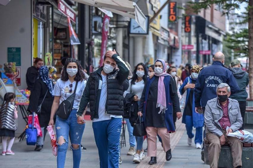 Hafta içi ve hafta sonu sokağa çıkma yasakları ile ilgili yeni karar! Ramazanda tam kapama, peş peşe duyurdular...