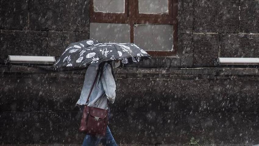 İstanbul'da kar yağışı başladı! Meteoroloji uyarmıştı! 12 derece birden düşecek