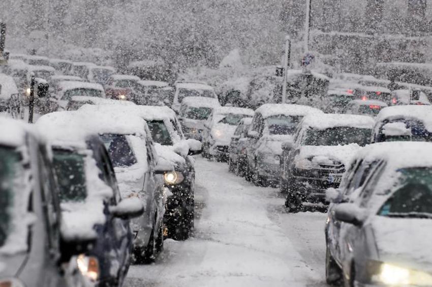 İstanbul'da kar yağışı başladı! Meteoroloji uyarmıştı! 12 derece birden düşecek