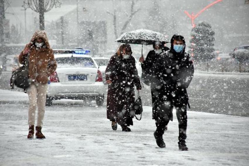 İstanbul'da kar yağışı başladı! Meteoroloji uyarmıştı! 12 derece birden düşecek