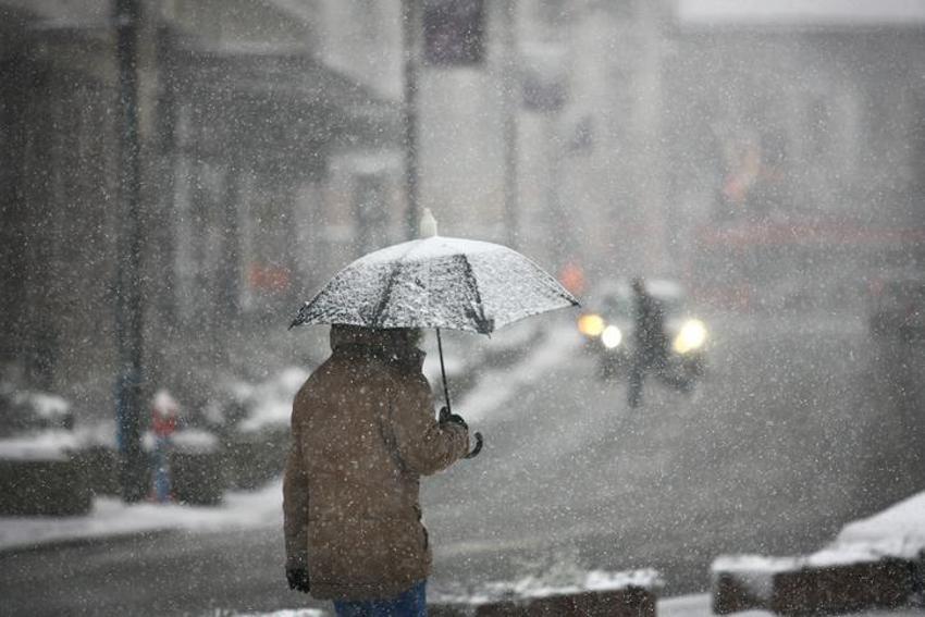 İstanbul'da kar yağışı başladı! Meteoroloji uyarmıştı! 12 derece birden düşecek