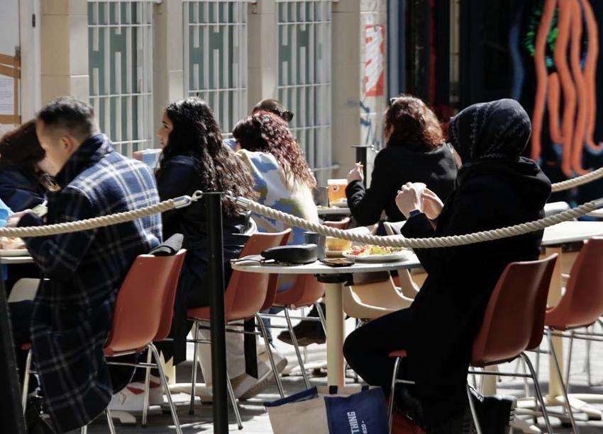 Ülkede 97 gün sonra yasaklar kalktı! Her yer tıklım tıklım...