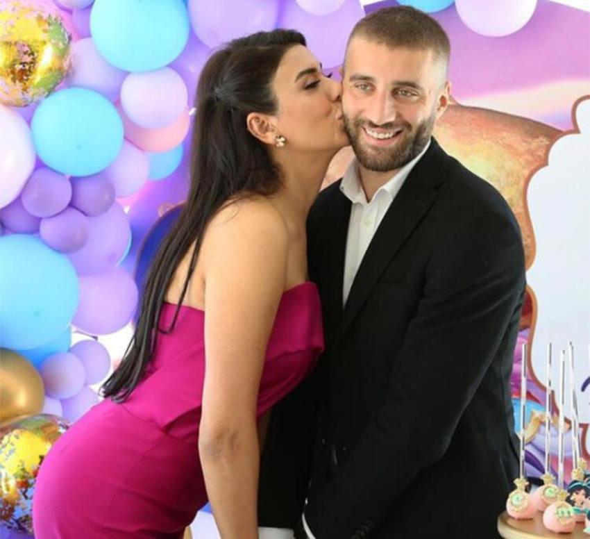 Ebru Şancı'ya büstiyerli ve taytlı fotoğraf yasağı!