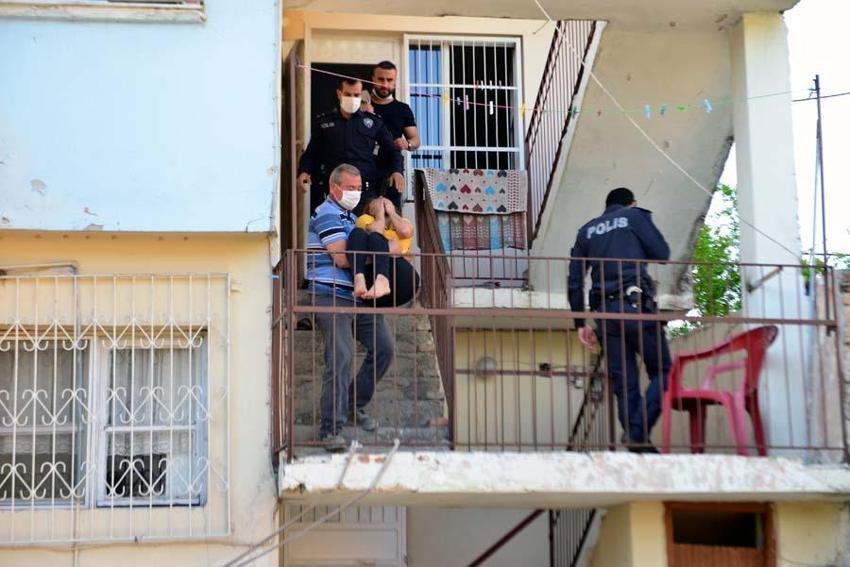 Genç kız eşyaları kırıp soyunmaya çalıştı! 'Her gece korkuyla yatıyorum'