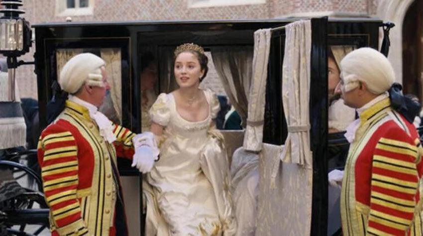 Pete Davidson, Phoebe Dynevor'a müstehcen sahnelerini izlerken aşık oldu!