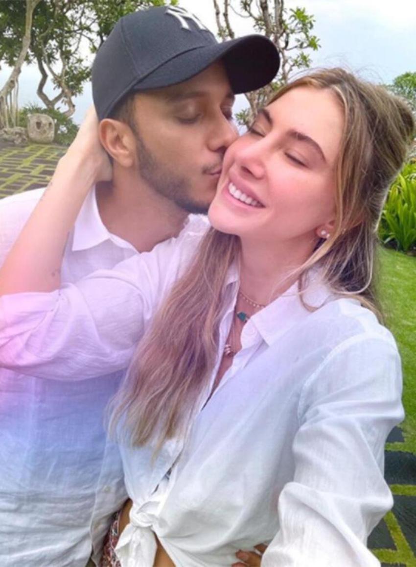 Şeyma Subaşı'dan 'özel jetli' paylaşım! Çiçeklerle poz verdi