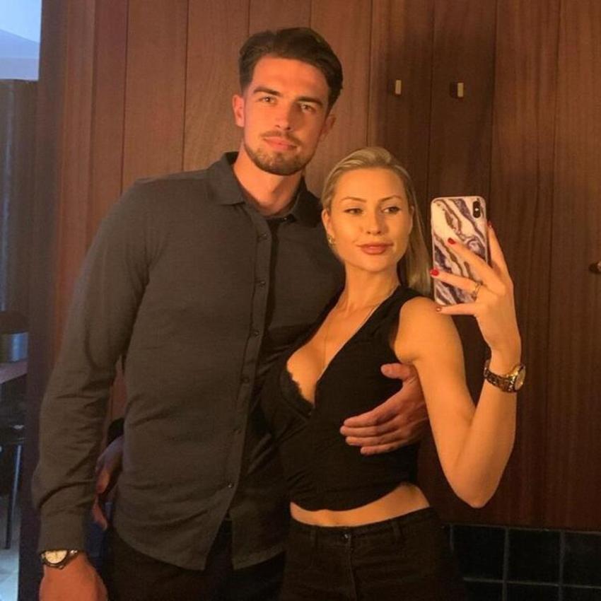 Chloe Loughnan'ın futbolcu yeni sevgilisi! Küçüklükten beri...