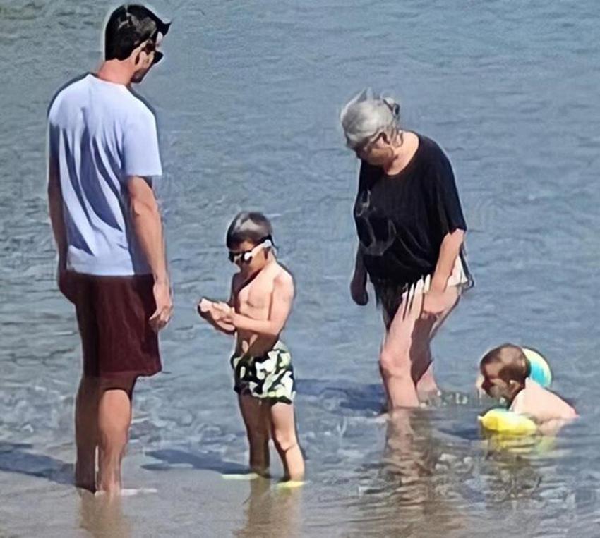 Alp Kırşan halk plajında! Denize girmedi, oğlunu izledi
