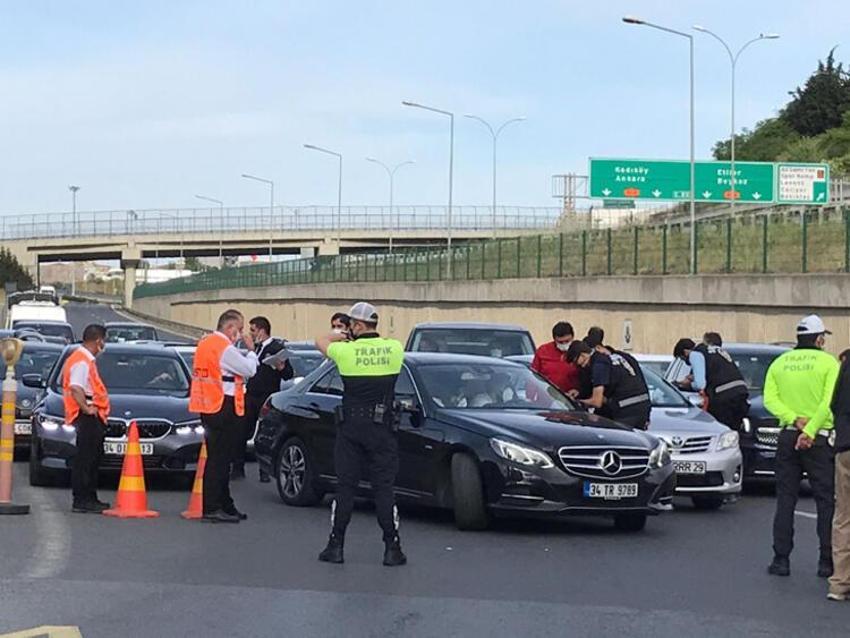 İstanbul'da şoke eden görüntü! Otoyolun ortasına çıktılar