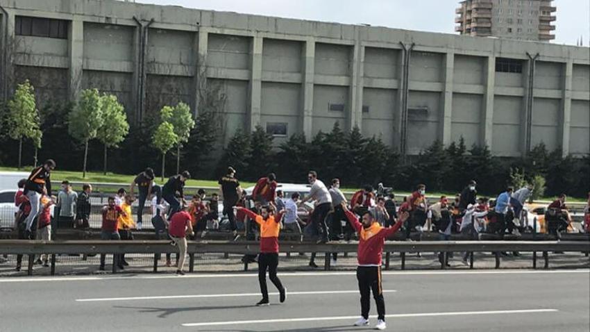 İstanbul'da şoke eden görüntü! Otoyolun ortasına çıktılar