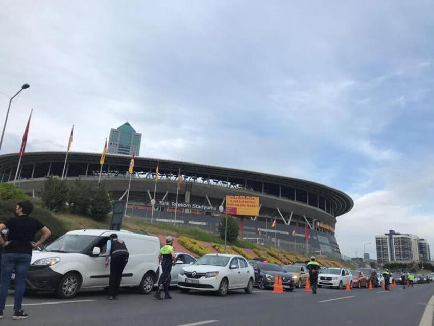 İstanbul'da şoke eden görüntü! Otoyolun ortasına çıktılar