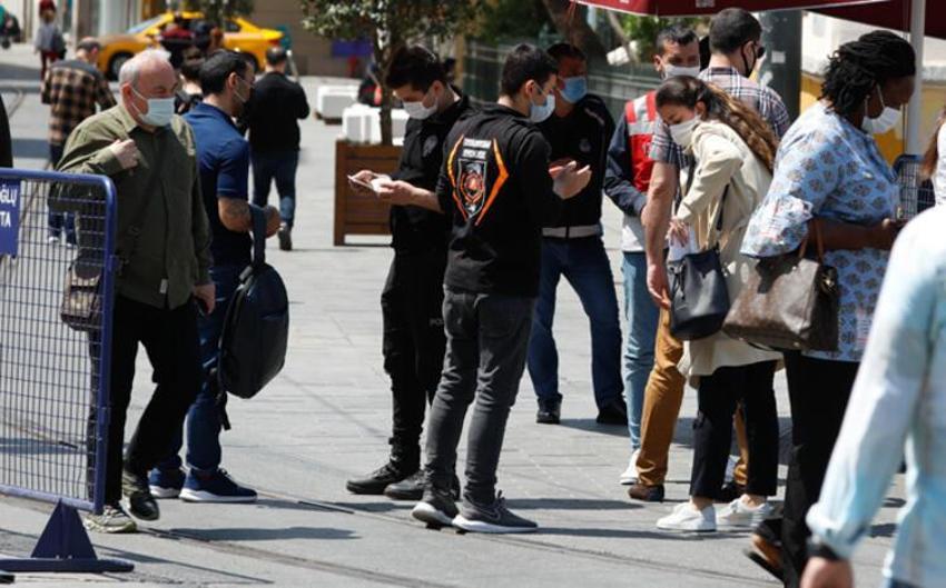 Hafta sonu ve hafta içi sokağa çıkma yasaklarıyla ilgili son dakika kararı! Saatler değişti, Artık yasak değil...