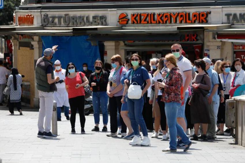 Hafta sonu ve hafta içi sokağa çıkma yasaklarıyla ilgili son dakika kararı! Saatler değişti, Artık yasak değil...