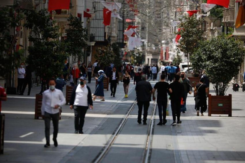 Hafta sonu ve hafta içi sokağa çıkma yasaklarıyla ilgili son dakika kararı! Saatler değişti, Artık yasak değil...