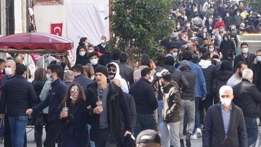 Hafta sonu ve hafta içi sokağa çıkma yasaklarıyla ilgili son dakika kararı! Saatler değişti, Artık yasak değil...