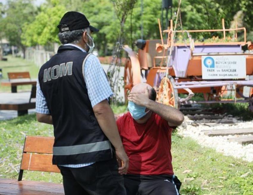 Soyunma kabininin altından genç kızları çekmişti! Tutuklandı