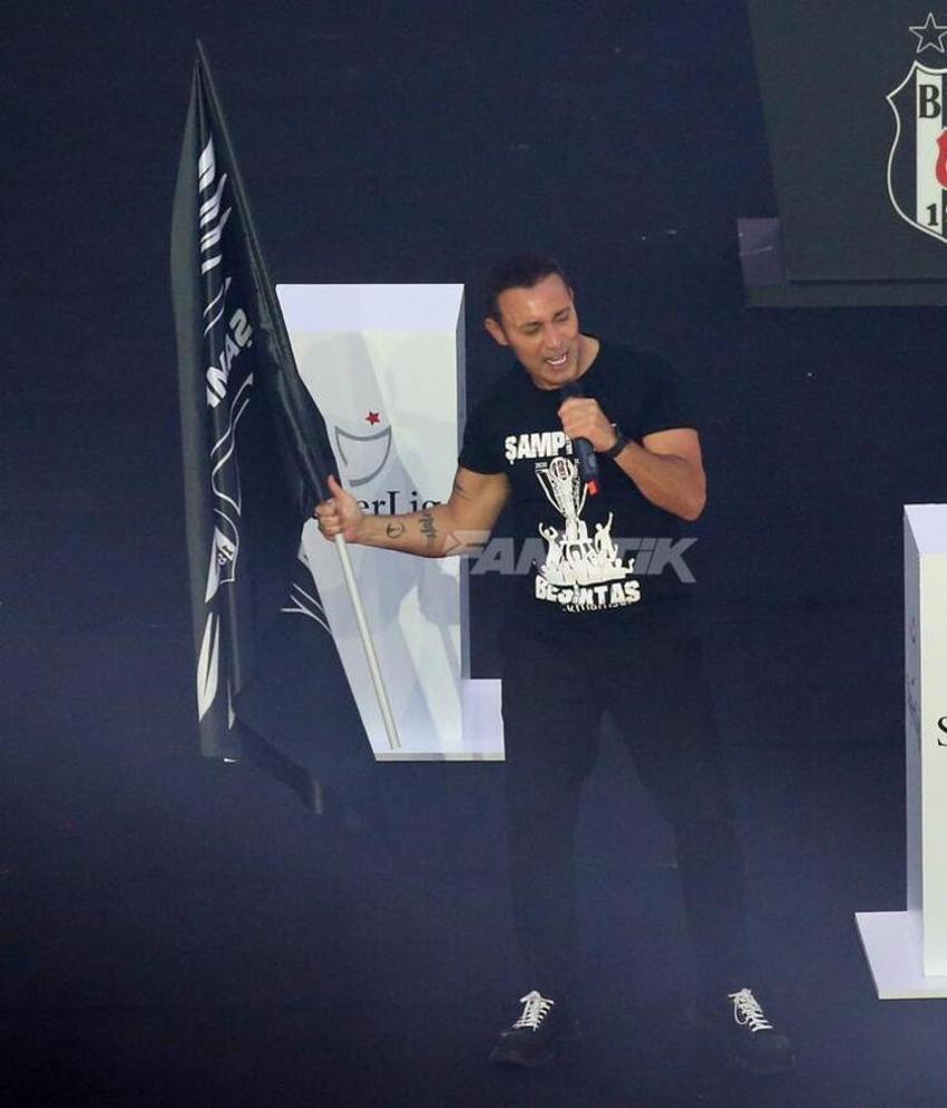 Beşiktaş'ın şampiyonluk kutlamasında Murat Boz'a şok! Playback yaparken...