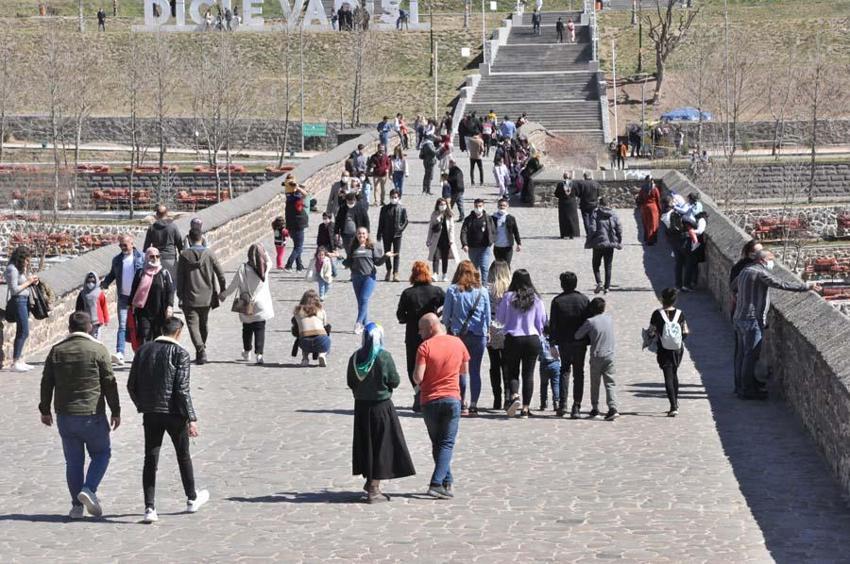 Hafta içi hafta sonu, cumartesi ve pazar sokağa çıkma yasağında yeni dönem! Ve değişti, bakanlık duyurdu...