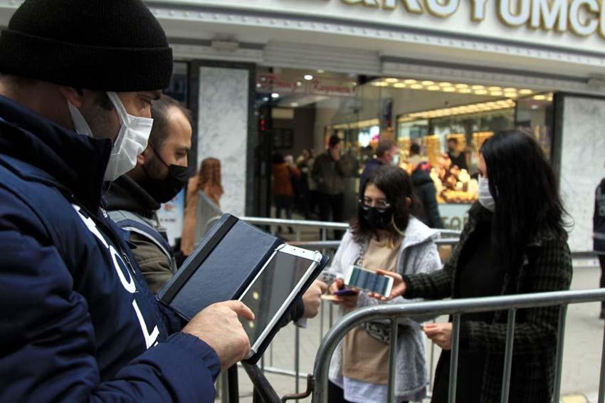 Hafta içi hafta sonu, cumartesi ve pazar sokağa çıkma yasağında yeni dönem! Ve değişti, bakanlık duyurdu...