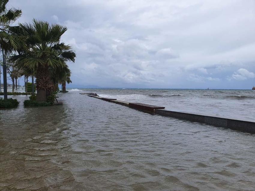 İstanbul, İzmir ve Balıkesir'de yollar göle döndü onlarca tekne battı!