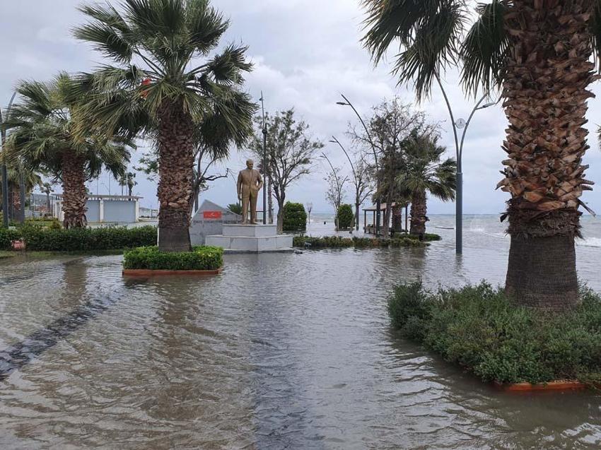İstanbul, İzmir ve Balıkesir'de yollar göle döndü onlarca tekne battı!