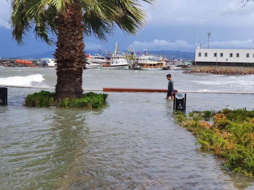 İstanbul, İzmir ve Balıkesir'de yollar göle döndü onlarca tekne battı!