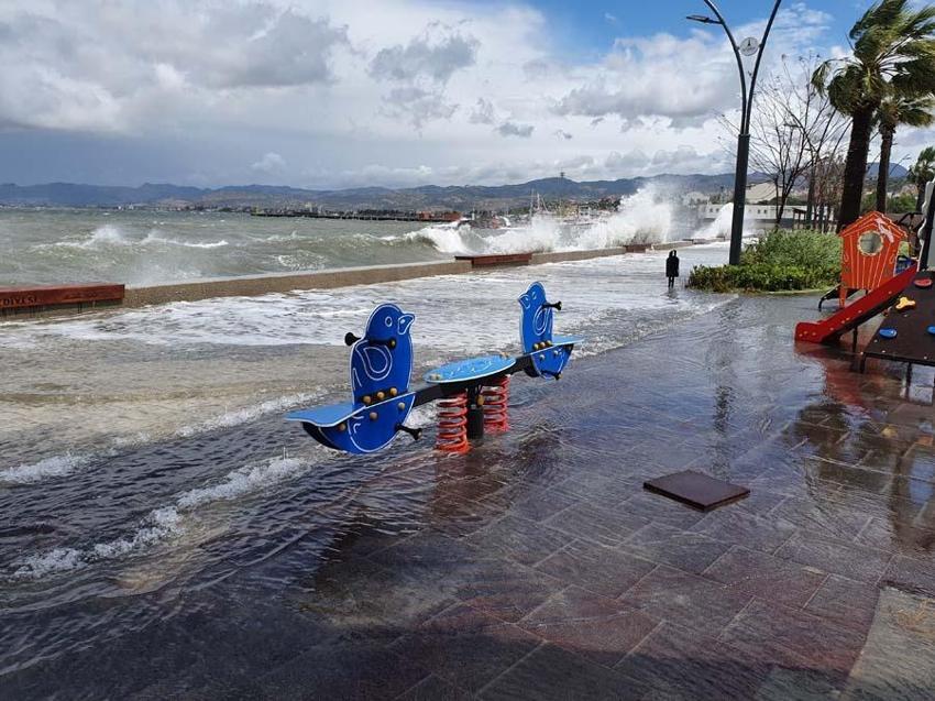 İstanbul, İzmir ve Balıkesir'de yollar göle döndü onlarca tekne battı!