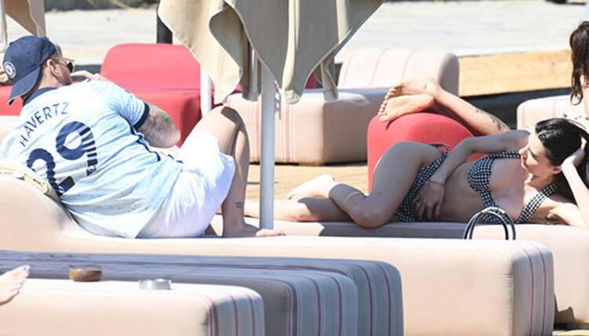 Sinan Akçıl'ı öpücüklere boğdu! 'Ricky Martin görünümlü Kadir İnanır gibiyim'
