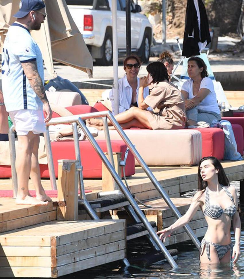 Sinan Akçıl'ı öpücüklere boğdu! 'Ricky Martin görünümlü Kadir İnanır gibiyim'