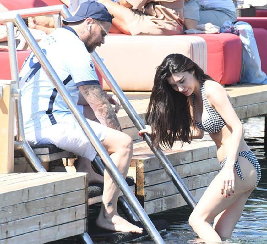 Sinan Akçıl'ı öpücüklere boğdu! 'Ricky Martin görünümlü Kadir İnanır gibiyim'