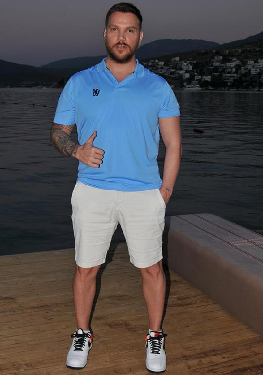 Sinan Akçıl'ı öpücüklere boğdu! 'Ricky Martin görünümlü Kadir İnanır gibiyim'