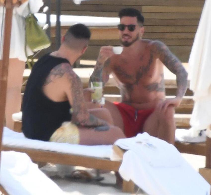 Ryan Donk ve Jose Sosa Bodrum'da! 7 bin 500 TL'lik locada keyif...