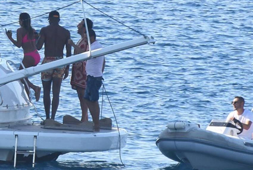 Ryan Donk ve Jose Sosa Bodrum'da! 7 bin 500 TL'lik locada keyif...