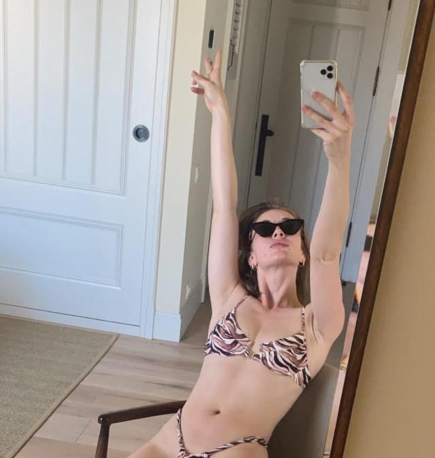 Yasemin Allen bikinili yatak pozu verdi, telefon detayı olay oldu!