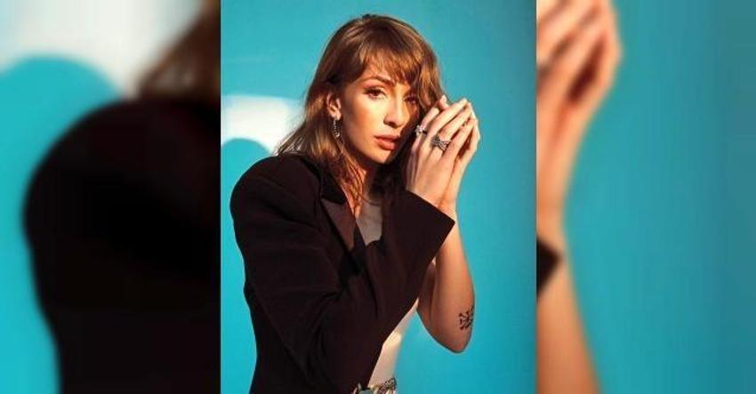Yasemin Allen bikinili yatak pozu verdi, telefon detayı olay oldu!