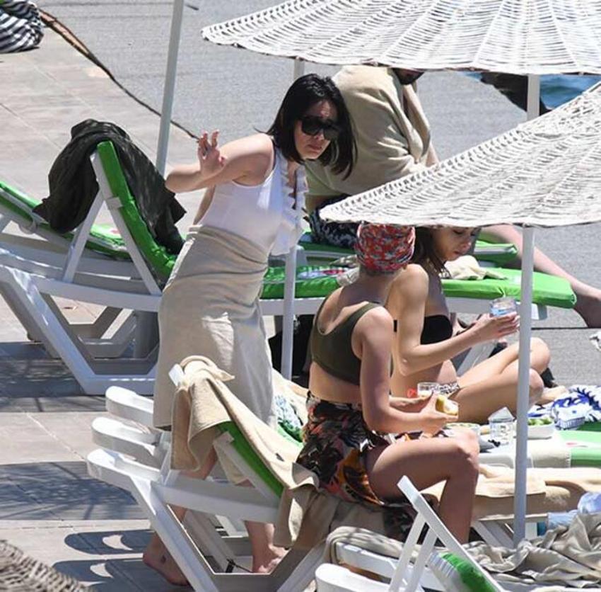 Merve Sevi ile Burcu Binici gün boyu güneşlendi!