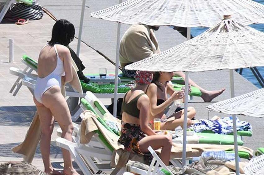 Merve Sevi ile Burcu Binici gün boyu güneşlendi!