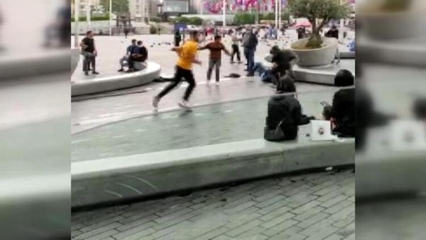 Taksim'de kemerli, tekme ve yumruklu kavga!