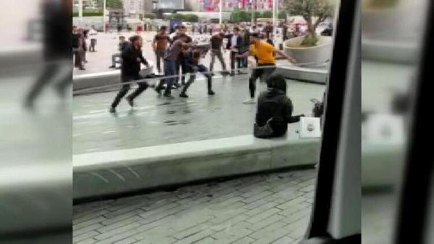 Taksim'de kemerli, tekme ve yumruklu kavga!