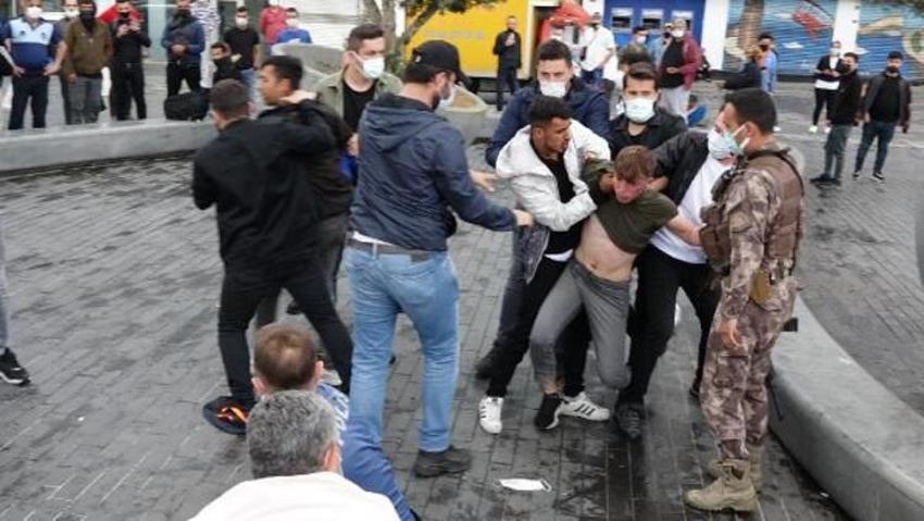 Taksim'de kemerli, tekme ve yumruklu kavga!