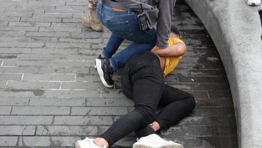 Taksim'de kemerli, tekme ve yumruklu kavga!