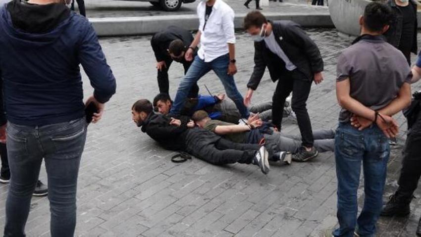 Taksim'de kemerli, tekme ve yumruklu kavga!
