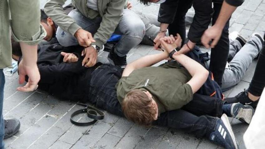 Taksim'de kemerli, tekme ve yumruklu kavga!