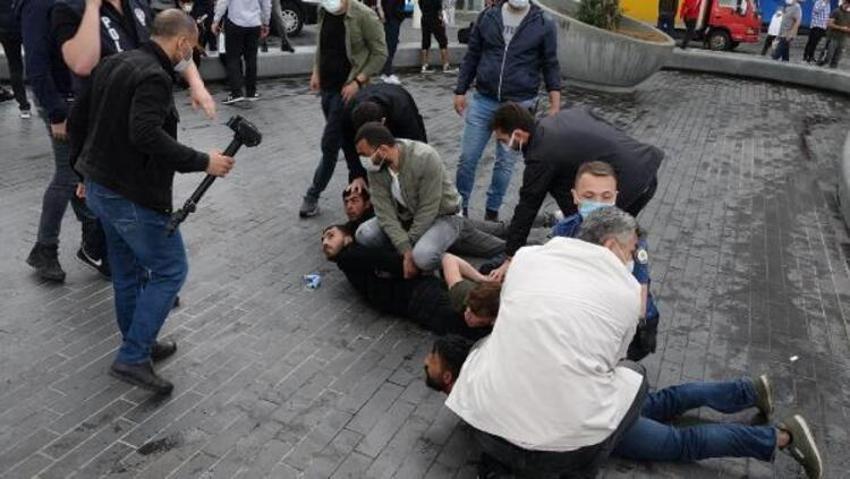 Taksim'de kemerli, tekme ve yumruklu kavga!