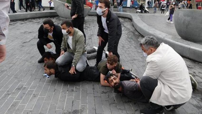 Taksim'de kemerli, tekme ve yumruklu kavga!