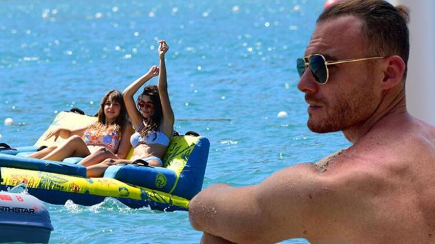 Kerem Bürsin ve Hande Erçel ayrı kaldı!
