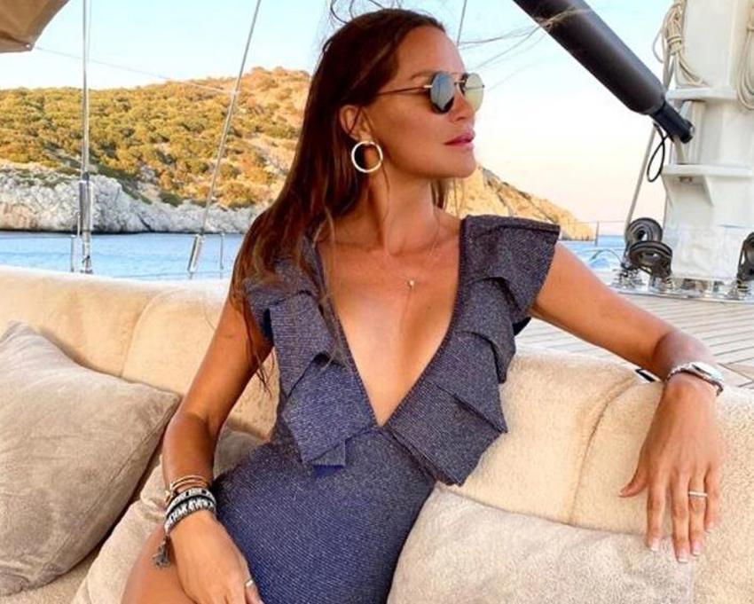 Ebru Şallı'nın göğüs dekoltesi sosyal medyayı salladı!
