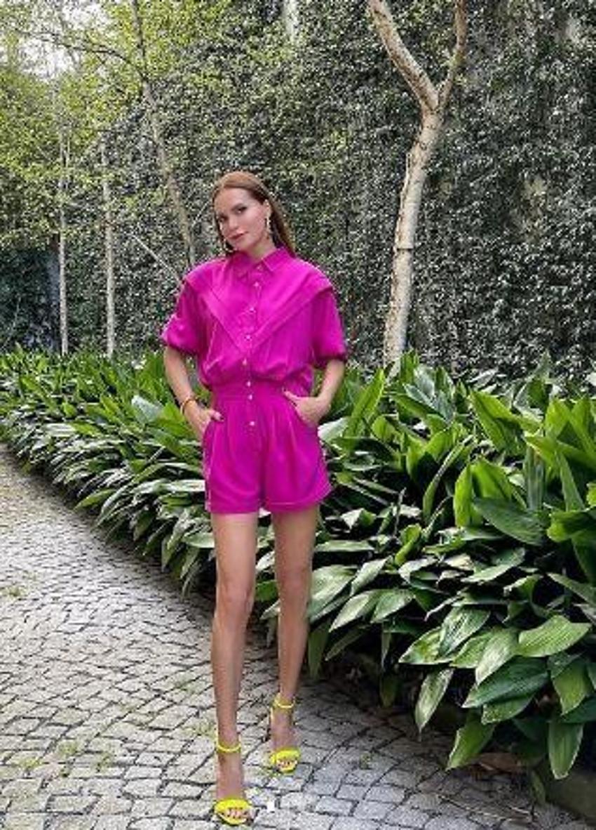 Ebru Şallı'nın göğüs dekoltesi sosyal medyayı salladı!