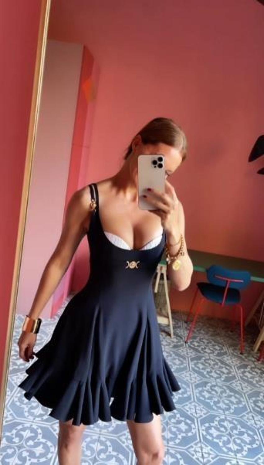 Ebru Şallı'nın göğüs dekoltesi sosyal medyayı salladı!